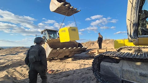 Os blocos de cimento amarelo que estão a ser colocados para delimitar a zona para onde recuaram os militares israelitas. 