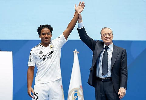 Endrick ao lado de Florentino Pérez na sua apresentação no Real Madrid, em julho de 2024. 