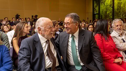 O histórico Manuel Alegre foi à apresentação do livro sobre António José Seguro e prestou apoio ao candidato presidencial.