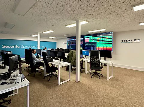 No Porto, há uma equipa da Thales a controlar permanentemente sistemas tecnológicos para evitar ciberataques. 
