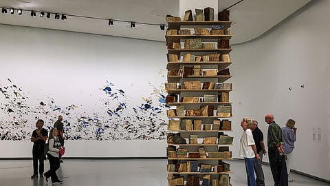 Pilar com troncos de uma árvore centenária derrubada por uma tempestade na Bretanha foi construído especialmente para a exposição.