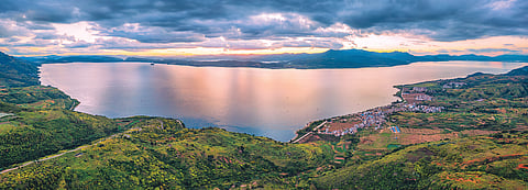 O Sítio Paleontológico de Chengjiang situa-se na província de Yunnan, na margem norte do lago Fuxian - o terceiro mais profundo da China-, formando uma composição singular em que o património paleontológico se alia ao cenário natural da montanha e do lago.