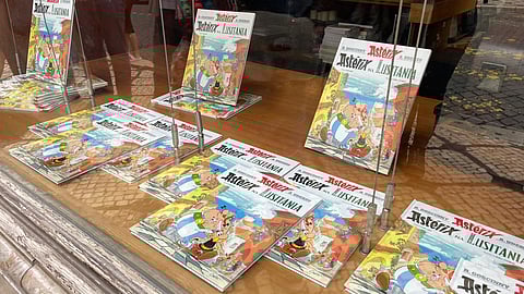 Montra da livraria Bertrand do Chiado com os exemplares de 'Astérix na Lusitânia'.