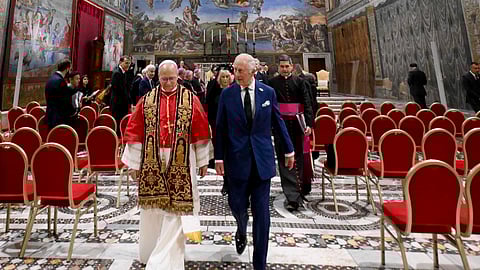 Momento histórico. Rei Carlos e papa Leão XIV rezam juntos na Capela Sistina