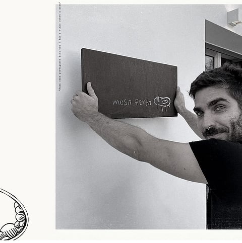 João Viegas à porta do Mesa Farta