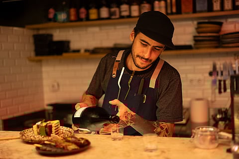 O chef Matheus Martins no After Dark: brasileiro está no processo para tirar o certificado de sommelier de sake. 