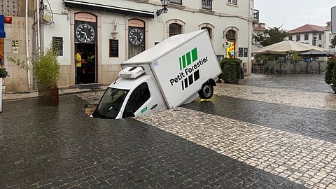 Piso abate na praça central de Leiria devido à chuva e engole viatura