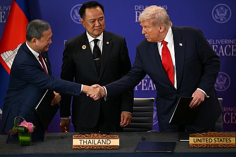 O primeiro-ministro da Tailândia (no centro), o seu homólogo do Camboja e o presidente dos EUA