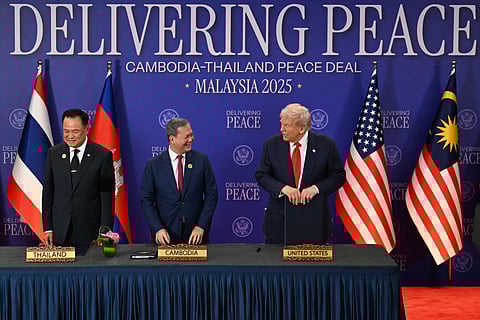O presidente dos EUA junto aos primeiros-ministros da Tailândia e do Camboja, após a assinatura do acordo de paz entre ambos.