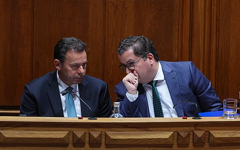 Luís Montenegro, primeiro-ministro, e Joaquim Miranda Sarmento, ministro das Finanças. Parlamento, Lisboa, 27 de outubro de 2025.