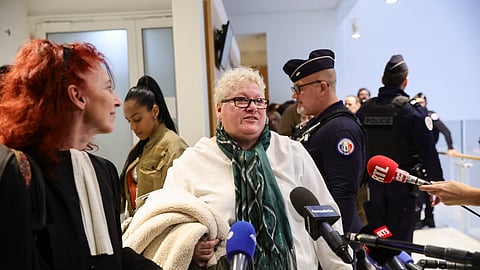 Uma das acusadas, Amandine Roy, com a advogada.