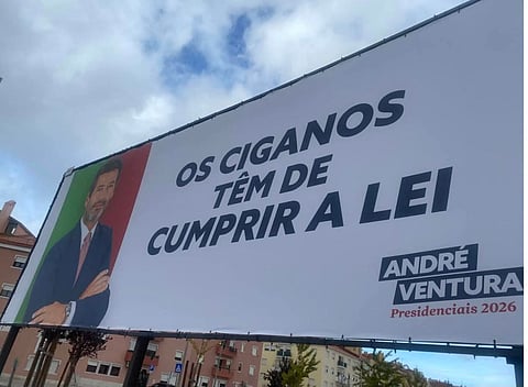 Associações ciganas vão apresentar queixa no Ministério Público contra cartazes presidenciais de André Ventura