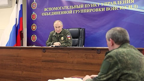 Vladimir Putin e o chefe do Estado-Maior General das Forças Armadas Russas, Primeiro Vice-Ministro da Defesa Valery Gerasimov, durante ums visita a um dos postos de comando do Grupo Conjunto de Forças.
