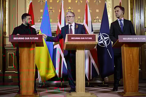 Zelensky com o primeiro-ministro britânico, Keir Starmer, e o secretário-geral da NATO, Mark Rutte, na sexta-feira depois de mais uma reunião da Coligação dos Dispostos. 