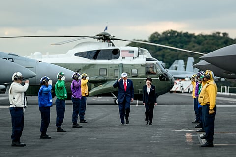 Trump visitou o porta-aviões George Washington, acostado na base naval de Yokosuka, acompanhado de Sanae Takaichi.