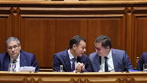 Montenegro cumprimenta Miranda Sarmento após aprovação de Orçamento.