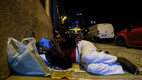 Imigrantes dormem na fila por um atendimento.