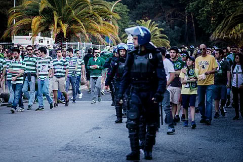 A ausência de identificação individual, frontal e facilmente discernível para os cidadãos, dos elementos de algumas unidades da PSP, como o Corpo de Intervenção (na imagem, enquadrando adeptos do Sporting) ou as Equipas de Intervenção Rápida, as quais atuam de capacete e não raro de balaclava, permitiu -- em conjugação com a afirmação, por todos os membros da equipa, de que nada tinham visto, naquilo que o tribunal de primeira instância apelidou de "encobrimento em comunhão de esforços" -- que as brutais agressões infligidas ao adepto do Boavista a 3 de outubro de 2014 ficassem sem punição criminal ou disciplinar. 