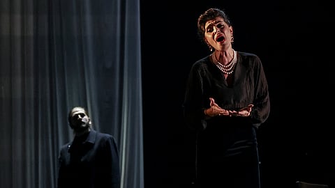 A soprano Catarina Molder interpreta a personagem Vanessa, que espera pelo regresso de Anatol, ao fundo.