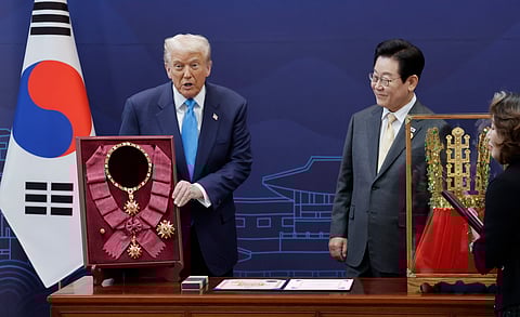 Trump recebeu a mais alta ordem civil de mérito da Coreia do Sul e uma réplica de uma coroa de ouro.