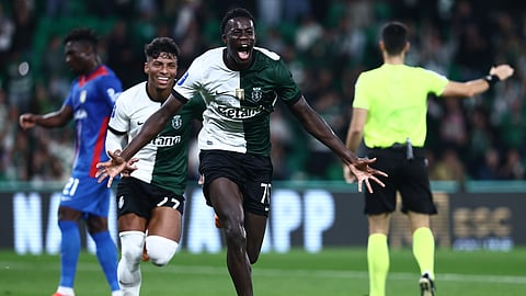 Salvador Blopa festeja golo marcado ao Alverca.