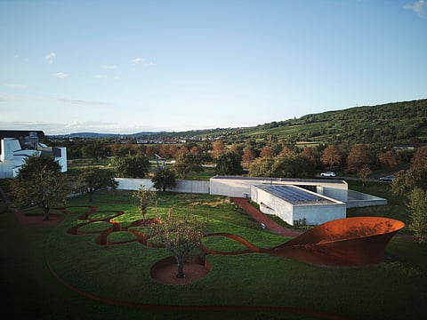 O Doshi Retreat em aço reciclado com um caminho serpenteante que conduz a uma câmara com um gongo. Fica junto do pavilhão em betão do japonês Tadao Ando, construído em 1993. 