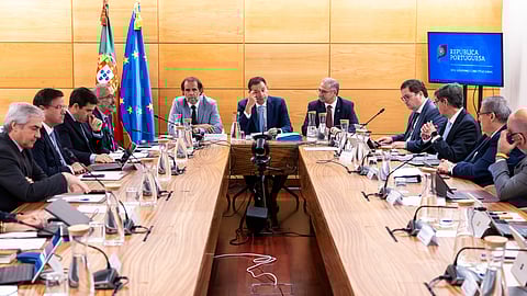 O primeiro-ministro, Luis Montenegro, acompanhado pelo presidente do Governo Regional da Madeira, Miguel Albuquerque e pelo presidente do Governo Regional dos Açores, José Manuel Bolieiro, presidiu à reunião de conselho de ministros, no Palácio de São Bento, em Lisboa