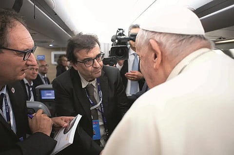Javier Cercas conversa com o papa Francisco no avião que os levou à Mongólia.

 