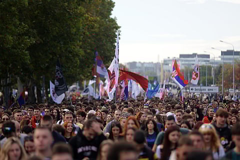 Estudantes universitários, acompanhados por apoiantes, iniciaram na quinta-feira, 30 de outubro, a sua marcha em Belgrado, tendo como destino Novi Sad.