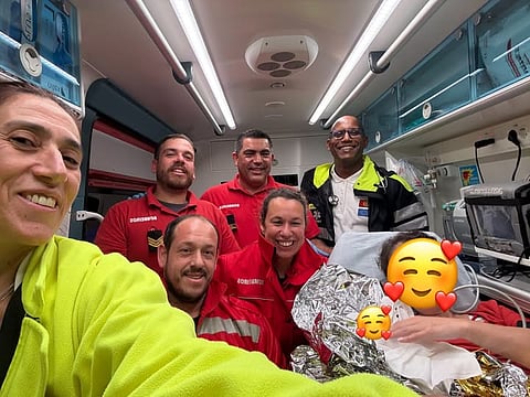 A equipa de bombeiros que apoiou a família.