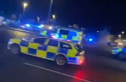 Dez pessoas hospitalizadas, nove em estado muito grave, após ataque num comboio em Inglaterra. Há dois detidos