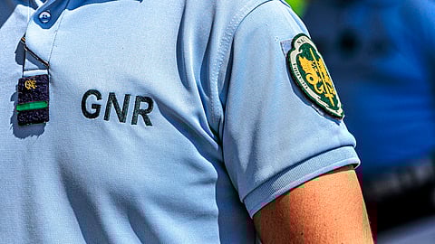 Esta investigação decorria há quatro meses e incidia sobre "a prática reiterada de crimes de maus-tratos físicos e psíquicos sobre idosos".