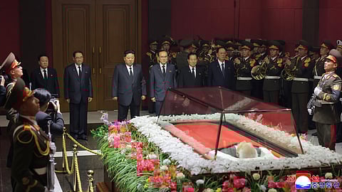Kim Jong Un presta homenagem diante do caixão do antigo chefe de Estado cerimonial Kim Yong Nam.
