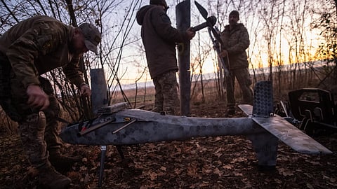 Elementos de uma brigada especial preparam drone de ataque na linha da frente de Pokrovsk.