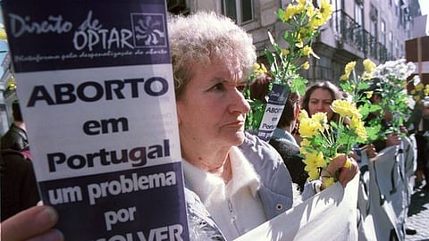 Manifestação pró-direito ao aborto em Portugal em 2002, cinco anos antes do referendo que permitiu legalizar a interrupção de gravidez "a pedido" até às 10 semanas. Um direito que, denuncia a AI, tem inimigos muito poderosos.