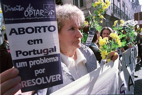 Manifestação pró-direito ao aborto em Portugal em 2002, cinco anos antes do referendo que permitiu legalizar a interrupção de gravidez "a pedido" até às 10 semanas. Um direito que, denuncia a AI, tem inimigos muito poderosos.