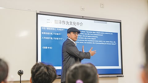 O professor assistente Giorgio Sinedino em aula na Universidade de Macau.