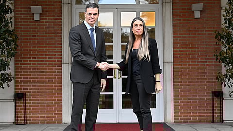 Sánchez com a porta-voz do Junts, Míriam Nogueras, em março.