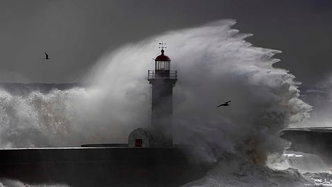 Todos os distritos costeiros sob aviso laranja devido à agitação marítima