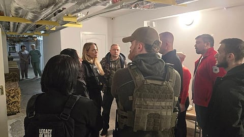 Angelina Jolie, atriz norte-americana, visitou uma maternidade e um hospital pediátrico