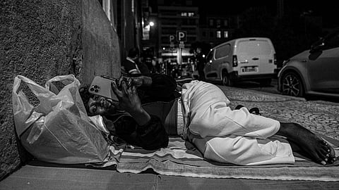 É preciso chegar cedo e dormir (ou tentar) na fila para conseguir um atendimento.