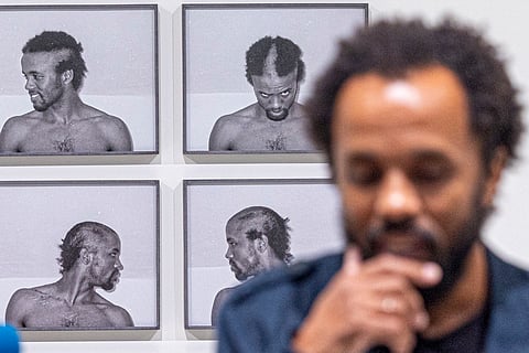 Carlos Bunga junto a uma das suas obras nunca mostrada. Em 'Metamorphose' (2000), o artista foi fotografado pelo irmão.