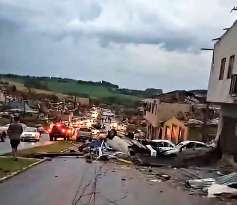  Efeitos do tornado que passou por Rio Bonito do Iguaçu, o Paraná, Brasil.