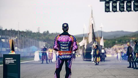 Em lágrimas e de bandeira em punho, Miguel Oliveira disse "adeus", desejando que seja "até já"
