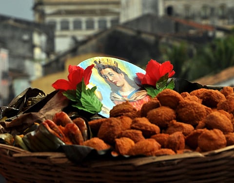 A exposição reúne fotografias, vídeos e uma instalação.