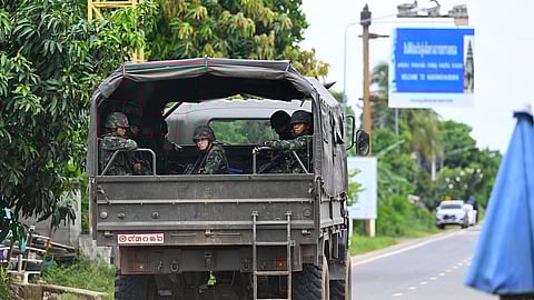 Camião com soldados tailandeses junto da fronteira com o Camboja