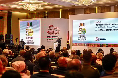 O Estado angolano tem distinguido nos últimos meses centenas de personalidades com medalhas relativas aos 50 anos da independência.