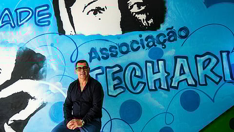 José Fernandes fundou a Techari, Associação Nacional e Internacional Cigana, em 2020. Grande parte do trabalho da Techari é nas escolas, com mediadores ciganos, para certificar que as crianças da comunidade "percebam que é ali que está o futuro, que é dali que tudo parte".