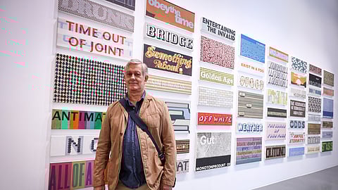 Pedro Casqueiro no início da exposição de vários trabalhos seus, entre os anos 80 e este ano, intitulada "Detour", no Museu de Arte, Arquitetura e Tecnologia