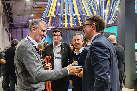 Olympio Faissol, ministro-conselheiro da Embaixada do Brasil em Lisboa, recebeu Gouveia e Melo no estande do Brasil.